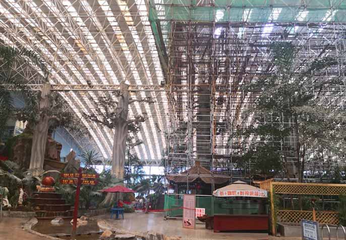 淡水河谷制作的大型仿真树使用二十多年后变成什么样了