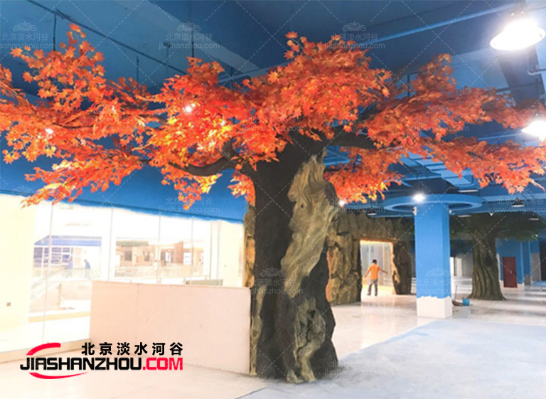 成都花水湾温泉环境装修工程人工仿真树景观正在施工中
