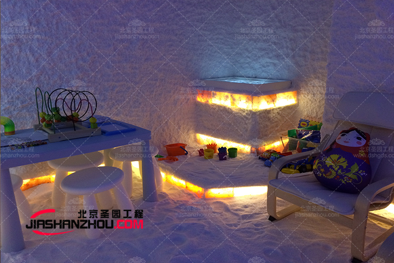 经典风格的盐灯壁炉为仿真盐洞别墅房间增添了温暖和氛围