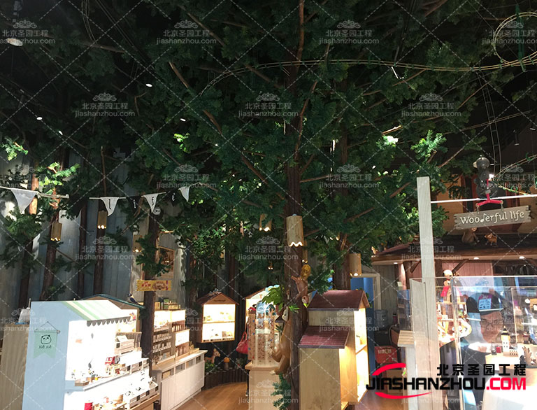 仿真树与真实植物结合的风景带给人们视觉上的享受