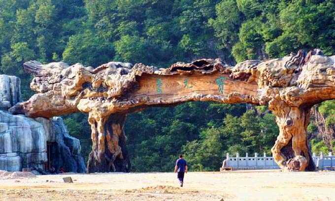 仿真树大门颜色优美多样，造型返璞归真