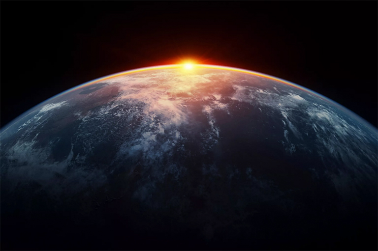 从太空看，太阳光使地球黯然失色