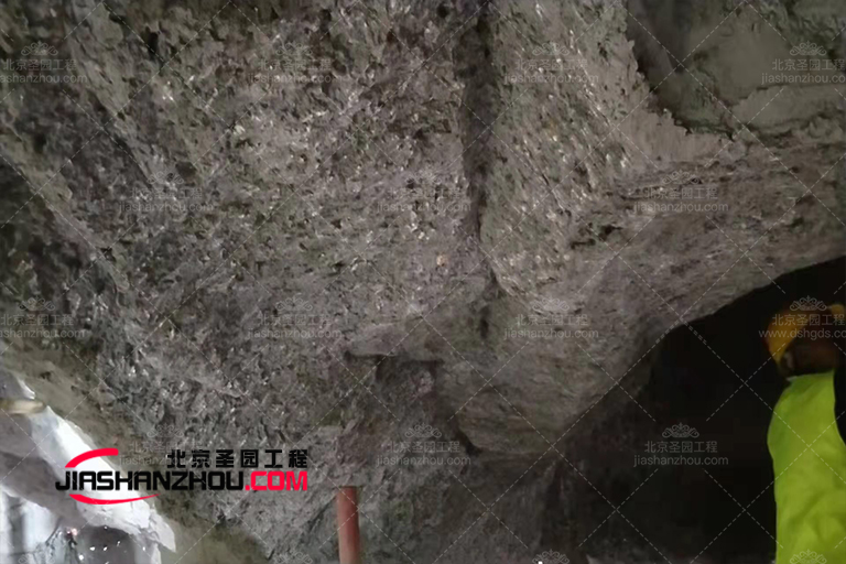 岩洞旅馆