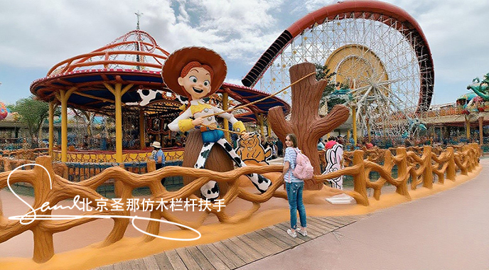 jimeng-2025-06-25-2592-正在施工制作的旅游区楼梯室外安全围栏设计制作过程，美工正在施工制作，先用钢筋焊接....jpeg